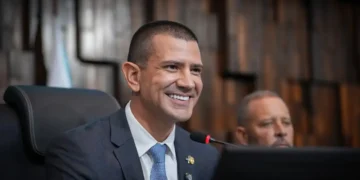 Douglas Ruas é eleito presidente da Alerj em votação marcada por esvaziamento da oposição