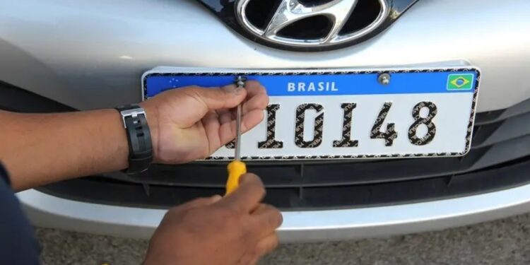 Projeto quer trazer de volta nome de cidade e estado nas placas de veículos