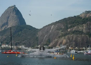 Operação policial deixa cerca de 200 pessoas presas no Morro Dois Irmãos, no Rio