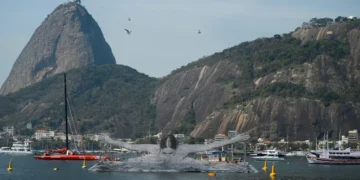 Operação policial deixa cerca de 200 pessoas presas no Morro Dois Irmãos, no Rio