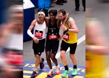 Brasileiro abre mão de recorde para ajudar rival na Maratona de Boston