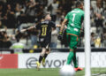 Bernard evita vexame, Atlético sofre, mas avança às oitavas da Sul-Americana