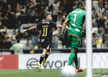 Bernard evita vexame, Atlético sofre, mas avança às oitavas da Sul-Americana
