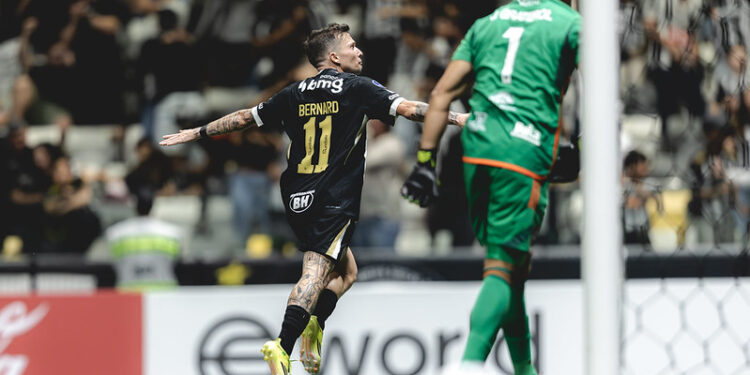 Bernard evita vexame, Atlético sofre, mas avança às oitavas da Sul-Americana