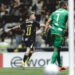 Bernard evita vexame, Atlético sofre, mas avança às oitavas da Sul-Americana