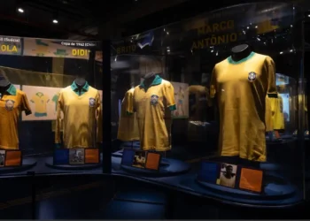 A história da camisa amarela que virou símbolo do futebol brasileiro