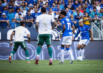 Cruzeiro vence a Chapecoense, mas leva sustos no Mineirão e depende do VAR