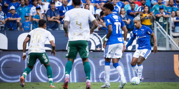Cruzeiro vence a Chapecoense, mas leva sustos no Mineirão e depende do VAR