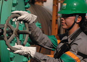 Petrobras abre 150 vagas de estágio com cotas para mulheres e negros