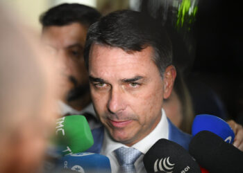 Flávio Bolsonaro muda discurso e admite relação com Daniel Vorcaro após negar proximidade