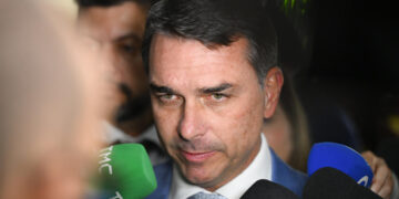 Flávio Bolsonaro muda discurso e admite relação com Daniel Vorcaro após negar proximidade
