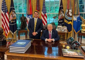 Encontro de Flávio Bolsonaro com Trump teve tensão nos bastidores e foto abaixo da expectativa