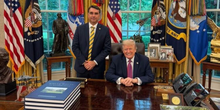 Encontro de Flávio Bolsonaro com Trump teve tensão nos bastidores e foto abaixo da expectativa
