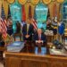 Encontro de Flávio Bolsonaro com Trump teve tensão nos bastidores e foto abaixo da expectativa