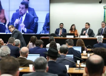 Guilherme Boulos critica “bolsa patrão” em debate sobre fim da escala 6×1