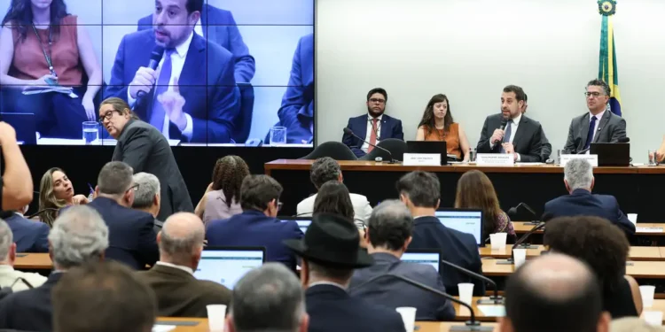 Guilherme Boulos critica “bolsa patrão” em debate sobre fim da escala 6×1