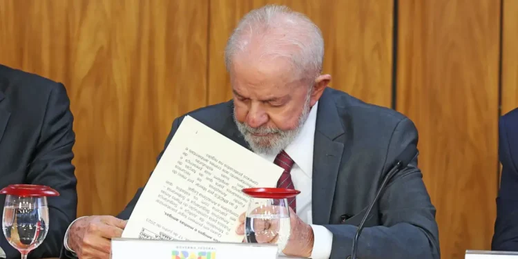 Lula veta projeto que reconhecia estágio como experiência profissional