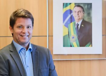 Flávio Dino cobra explicações de Mário Frias sobre verbas ligadas a filme de Bolsonaro