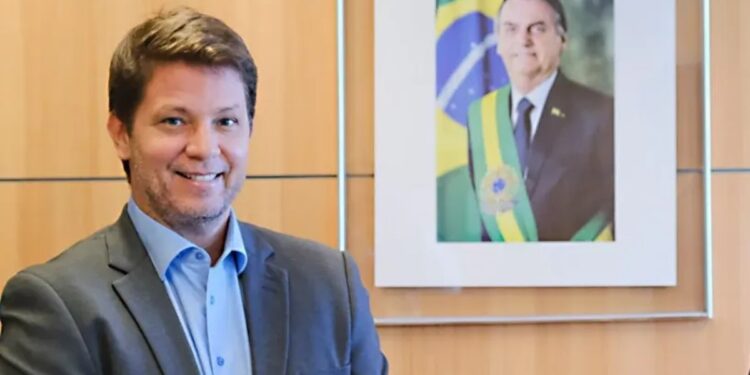 Flávio Dino cobra explicações de Mário Frias sobre verbas ligadas a filme de Bolsonaro