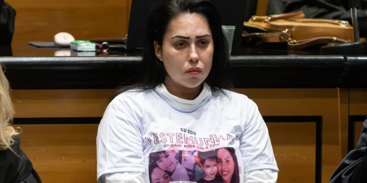 Monique passa mal ao ver fotos de Henry durante julgamento e deixa plenário no Rio
