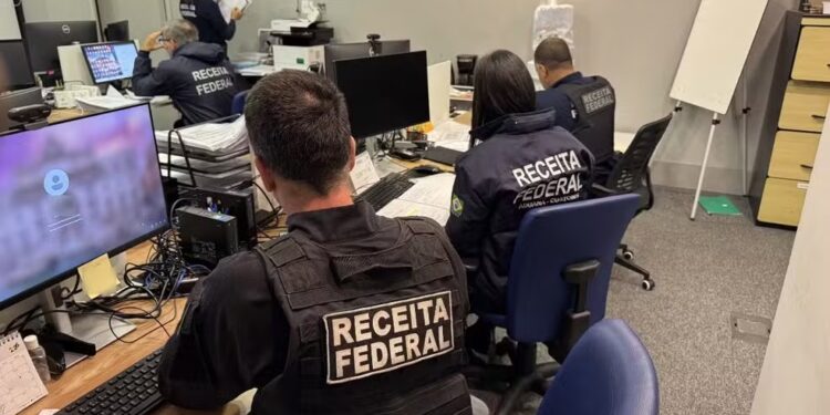 Operação mira fintechs usadas pelo PCC para lavar dinheiro no setor de combustíveis
