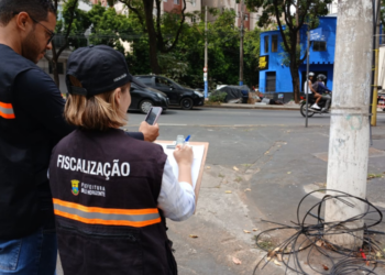 BH prevê multa de até R$ 24 mil para empresas por fios soltos em postes