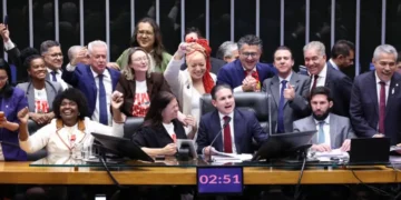 Câmara aprova PEC que acaba com escala 6×1 e reduz jornada de trabalho