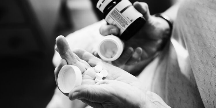 Fiocruz vai produzir medicamento de alto custo contra esclerose múltipla no Brasil