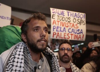 Mãe de ativista brasileiro detido por Israel morre em Brasília