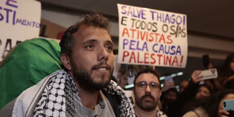 Mãe de ativista brasileiro detido por Israel morre em Brasília