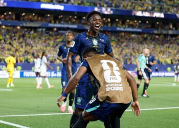 Brasil vence o Haiti, assume a ponta do grupo e fica perto da vaga no mata-mata