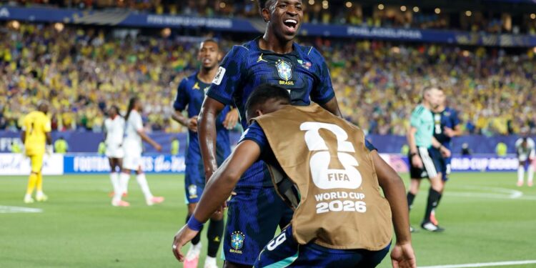 Brasil vence o Haiti, assume a ponta do grupo e fica perto da vaga no mata-mata