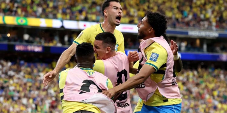 Brasil vira sobre o Japão nos acréscimos e avança às oitavas da Copa do Mundo