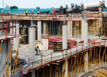 Construção civil empregou 2,5 milhões de trabalhadores e movimentou R$ 522 bilhões em 2024, aponta IBGE