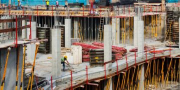 Construção civil empregou 2,5 milhões de trabalhadores e movimentou R$ 522 bilhões em 2024, aponta IBGE