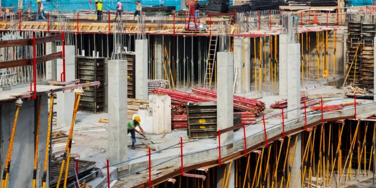 Construção civil empregou 2,5 milhões de trabalhadores e movimentou R$ 522 bilhões em 2024, aponta IBGE