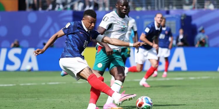Mbappé brilha, bate recorde e França estreia com vitória na Copa do Mundo