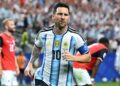 Messi faz história mais uma vez, marca dois gols e coloca a Argentina na próxima fase da Copa