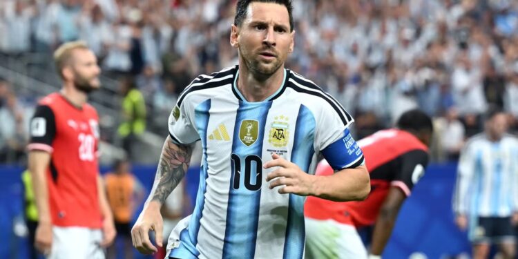 Messi faz história mais uma vez, marca dois gols e coloca a Argentina na próxima fase da Copa