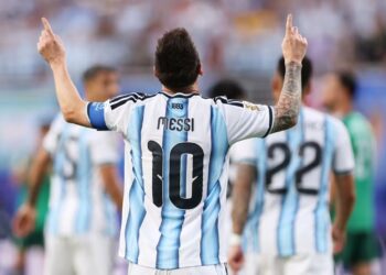 Messi marca três vezes, entra para a história e conduz Argentina em estreia dominante na Copa