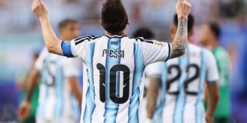 Messi marca três vezes, entra para a história e conduz Argentina em estreia dominante na Copa
