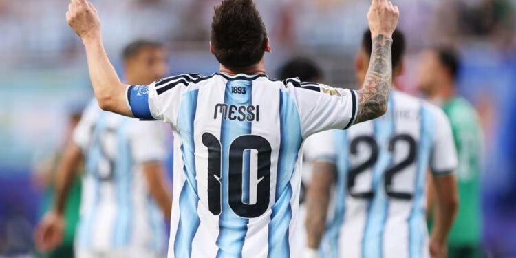 Messi marca três vezes, entra para a história e conduz Argentina em estreia dominante na Copa