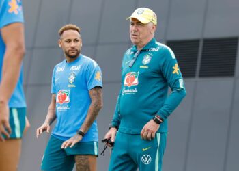 Neymar volta a treinar com o grupo e fica mais perto da estreia na Copa do Mundo