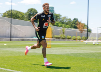 Neymar reaparece em treino da Seleção, mas segue fora dos planos para duelo contra o Haiti