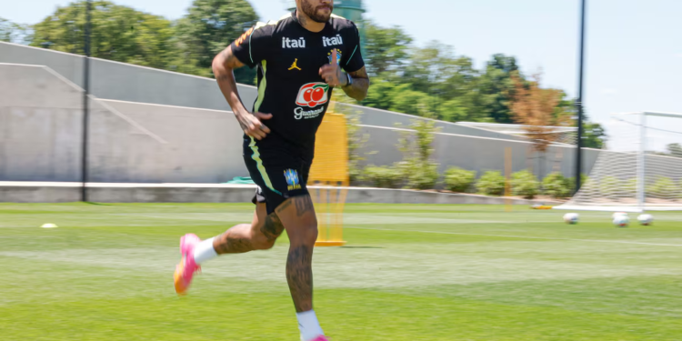 Neymar reaparece em treino da Seleção, mas segue fora dos planos para duelo contra o Haiti