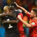 Clássico ibérico e duelo entre anfitrião e europeu movimentam as oitavas da Copa nesta segunda
