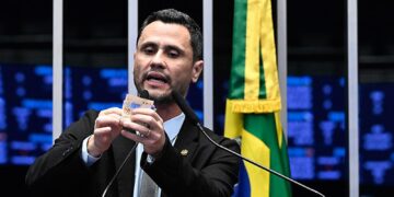 Cleitinho empurra decisão para agosto e mantém sucessão em Minas sob suspense