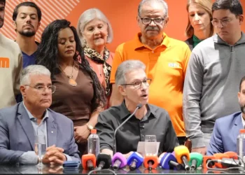 Zema é oficializado candidato à Presidência pelo Novo e promete manter campanha até o fim