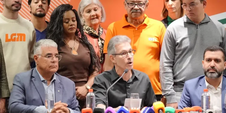 Zema é oficializado candidato à Presidência pelo Novo e promete manter campanha até o fim