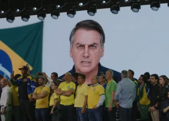 Defesa de Bolsonaro diz ao STF que ex-presidente não autorizou vídeo com IA; resposta desloca foco para Flávio e PL